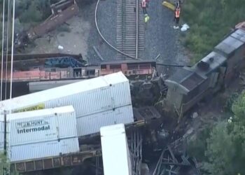 Chocan y se descarrilan 2 trenes de carga en Colorado; dañan puente y derraman combustible