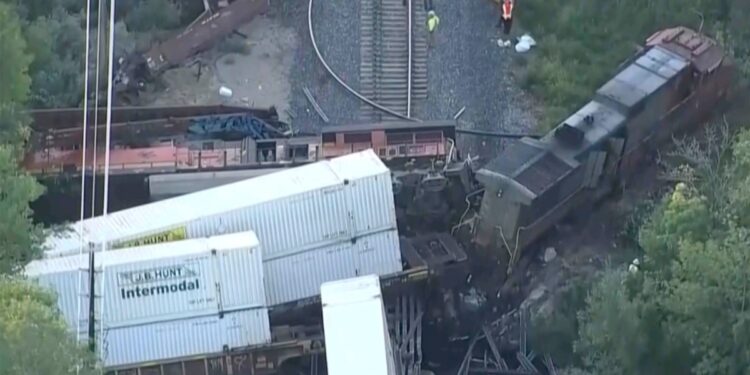 Chocan y se descarrilan 2 trenes de carga en Colorado; dañan puente y derraman combustible