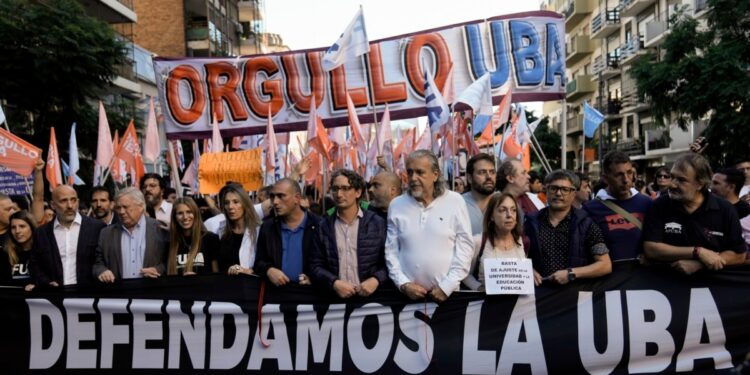 Trabajadores de universidades públicas argentinas paran 48 horas en reclamo de mayores salarios