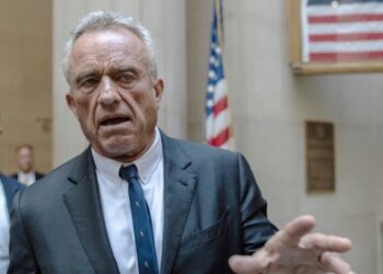 RFK Jr. se retira de boleta electoral en Arizona mientras crecen especulaciones sobre posible alianza con Trump