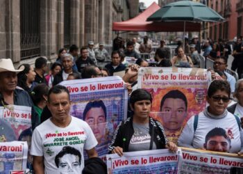Padres de los 43 estudiantes de Ayotzinapa se despiden del presidente mexicano decepcionados