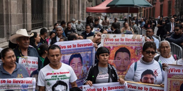Padres de los 43 estudiantes de Ayotzinapa se despiden del presidente mexicano decepcionados