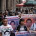 Padres de los 43 estudiantes de Ayotzinapa se despiden del presidente mexicano decepcionados