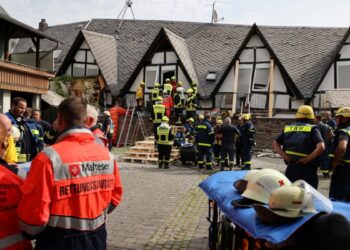 Derrumbe de parte de un hotel en Alemania deja un muerto, 4 rescatados y varios desaparecidos