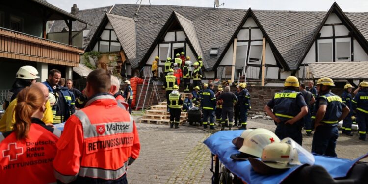 Derrumbe de parte de un hotel en Alemania deja un muerto, 4 rescatados y varios desaparecidos