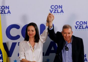 A Maduro le “conviene entablar una negociación”, dice opositora venezolana María Corina Machado