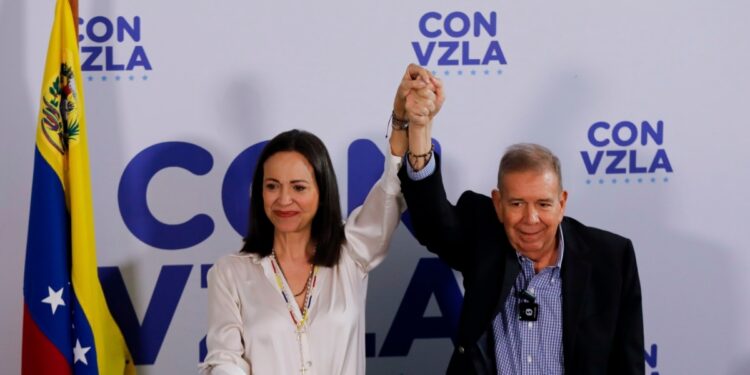 A Maduro le “conviene entablar una negociación”, dice opositora venezolana María Corina Machado