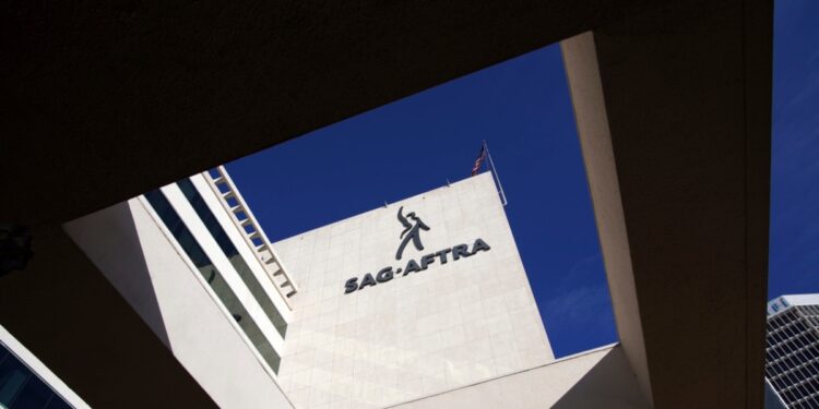 Artistas de videojuegos de Hollywood en huelga protestan por protecciones de la IA