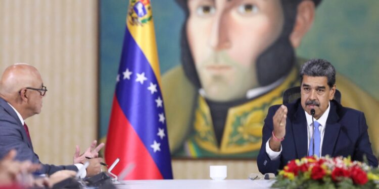 Maduro apoya regulación de redes sociales y más mano dura