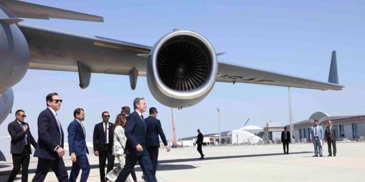 Miles de personas en Chicago se manifestaron contra el apoyo de la administración Biden a Israel.