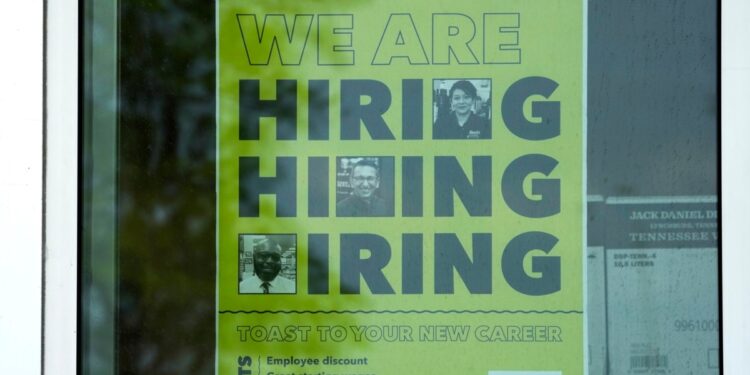 Aumentan solicitudes por desempleo en EEUU, pero se mantienen en buen nivel