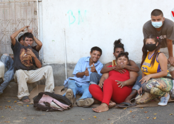 Una resolución en Miami Beach, Florida, refuerza la retirada de indigentes de vías y espacios públicos, a fin de evitar el calor extremo.