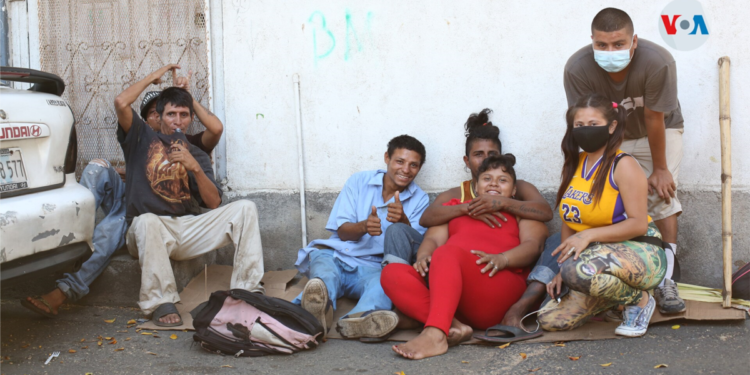 Una resolución en Miami Beach, Florida, refuerza la retirada de indigentes de vías y espacios públicos, a fin de evitar el calor extremo.
