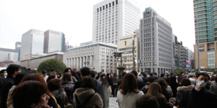En Miami Beach, Florida, refuerza retirada de indigentes de vías y espacios públicos, con el fin de evitar consecuencias del calor extremo.