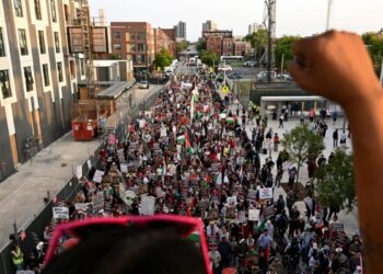 Policía de Chicago lista para última noche de protestas pro-Palestina frente a Convención Demócrata