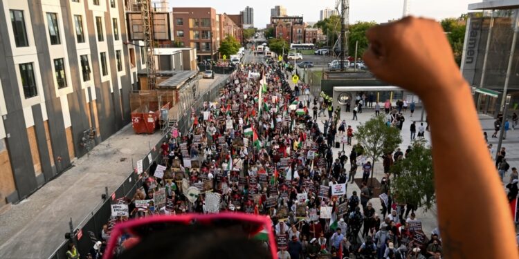 Policía de Chicago lista para última noche de protestas pro-Palestina frente a Convención Demócrata