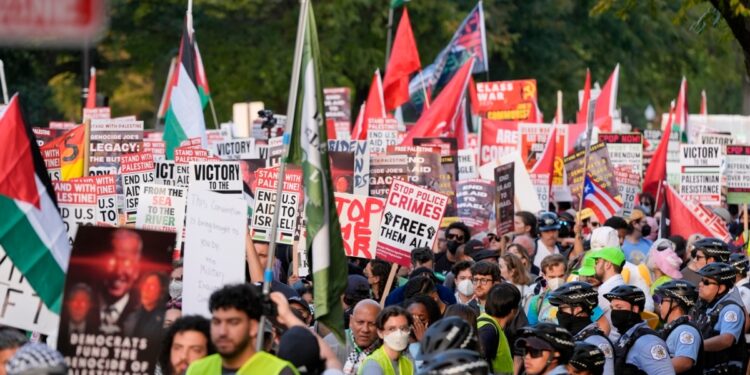Manifestantes pro-palestinos condenan la guerra en Gaza mientras delegados abandonan la Convención Nacional Demócrata