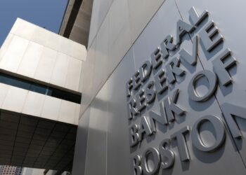 Presidenta de la Fed de Boston aboga por bajar tasas de interés