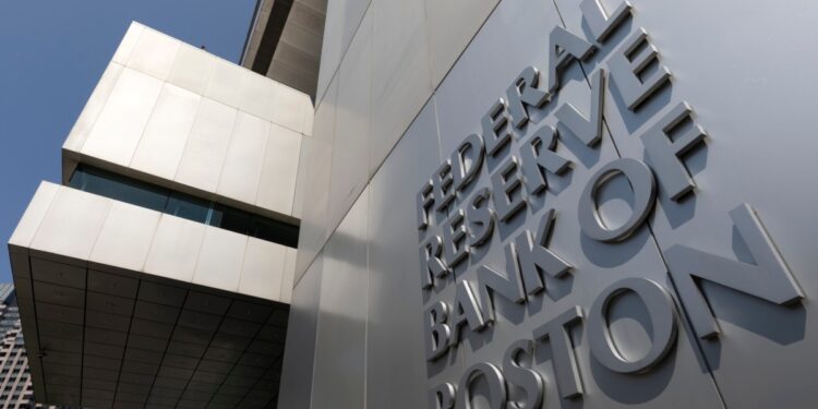 Presidenta de la Fed de Boston aboga por bajar tasas de interés