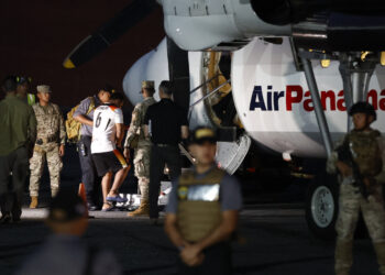 Panamá retorna a migrantes irregulares en primer vuelo financiado por Estados Unidos