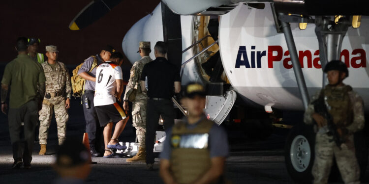 Panamá retorna a migrantes irregulares en primer vuelo financiado por Estados Unidos