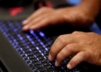 FBI investiga presuntos hackeos a campañas de Trump y Biden por Irán