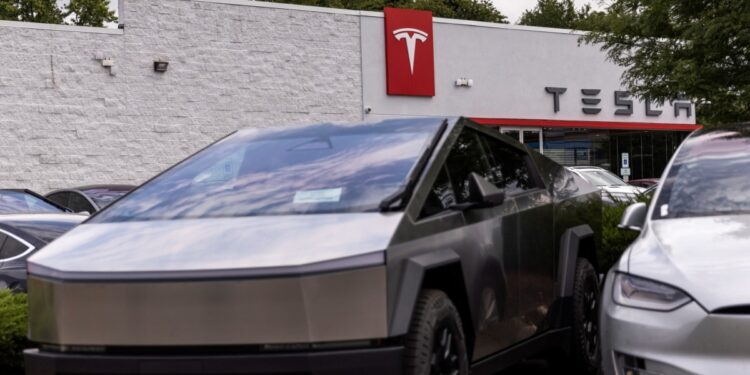 Los consumidores estadounidenses están ayudando a luchar contra la inflación bajando el consumo.