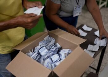 Esfuerzo para mediar en conflicto en Venezuela pierde fuerza mientras Maduro consolida gobierno