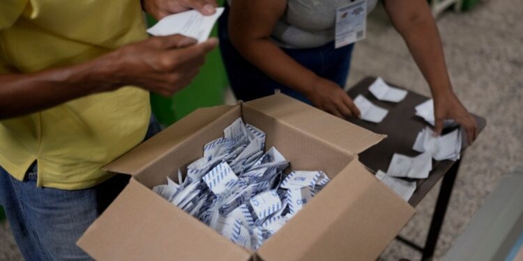 Esfuerzo para mediar en conflicto en Venezuela pierde fuerza mientras Maduro consolida gobierno