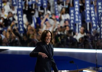 Kamala Harris resalta contraste con Trump al aceptar candidatura demócrata