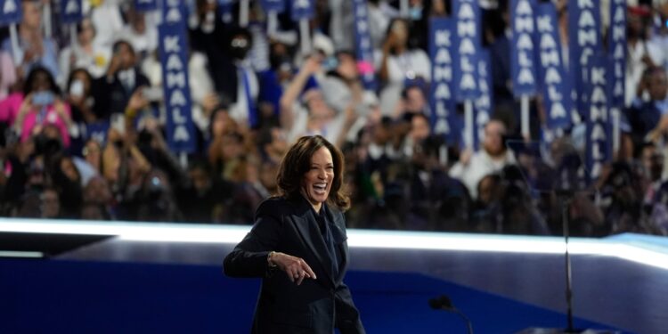 Kamala Harris resalta contraste con Trump al aceptar candidatura demócrata