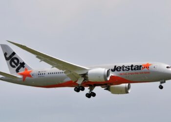 Un hombre abre la puerta de un avión y camina por el ala antes de ser arrestado en Melbourne