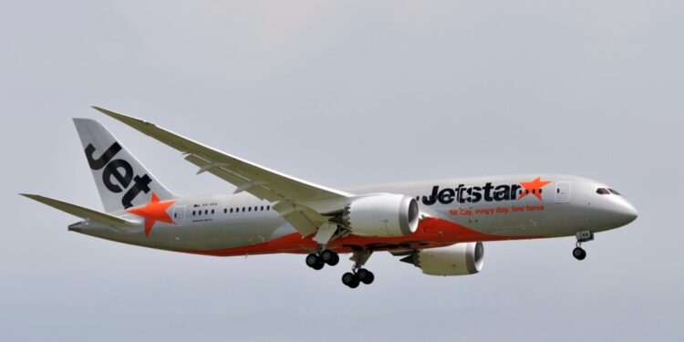 Un hombre abre la puerta de un avión y camina por el ala antes de ser arrestado en Melbourne