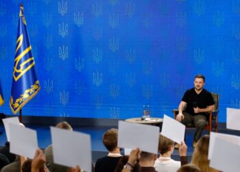 Trabajadores ucranianos reparan los daños del sistema eléctrico del país