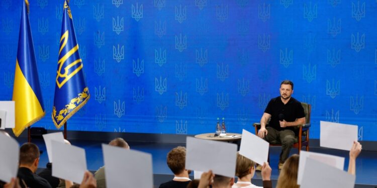 Trabajadores ucranianos reparan los daños del sistema eléctrico del país