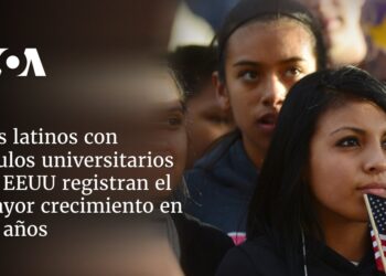 Los latinos con títulos universitarios en EEUU registran el mayor crecimiento en 20 años
