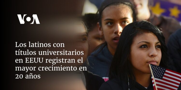Los latinos con títulos universitarios en EEUU registran el mayor crecimiento en 20 años