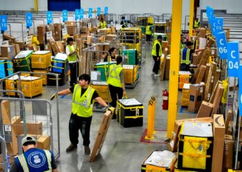 Economía de EEUU añadió menos empleos que lo reportado inicialmente