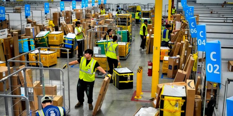 Economía de EEUU añadió menos empleos que lo reportado inicialmente