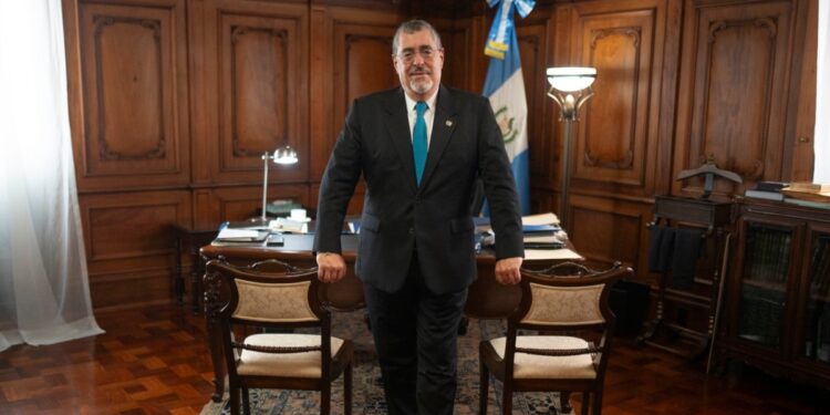 diputados denuncian a cuestionado fiscal por investigar al presidente teniendo inmunidad