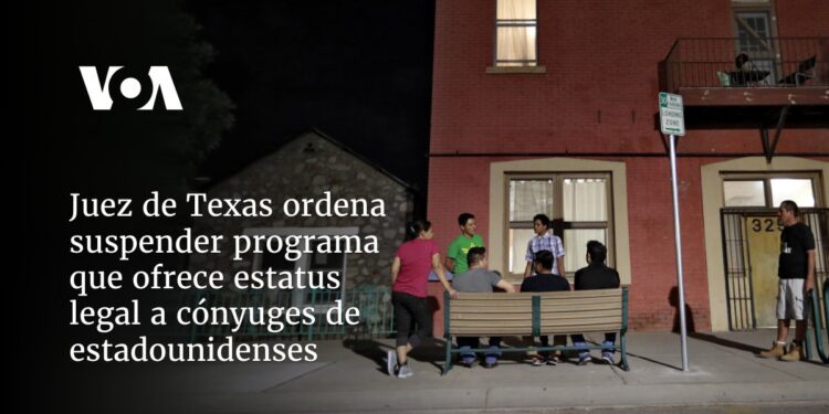 Juez de Texas ordena suspender programa que ofrece estatus legal a cónyuges de estadounidenses