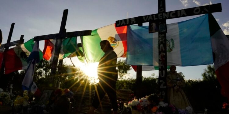 policía detiene a banda que traficó migrantes fallecidos en Texas