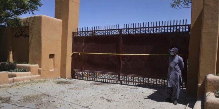 Ataque con granada en el exterior de un hotel en Pakistán causa un muerto y 10 heridos