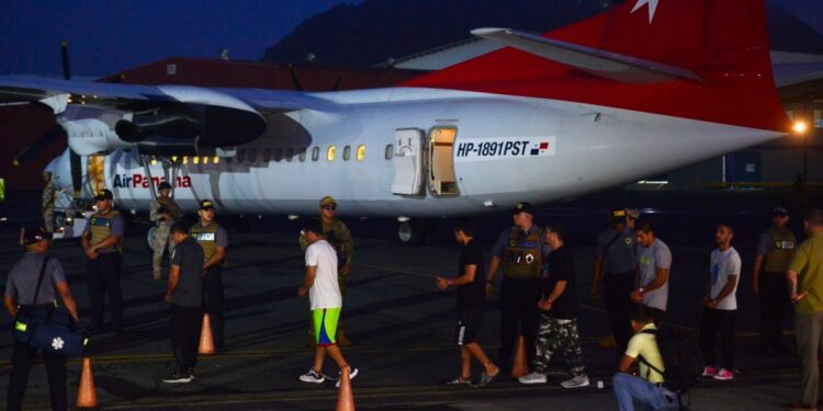 Panamá y EEUU ejecutan un acuerdo de deportación de migrantes que cruzan el Darién