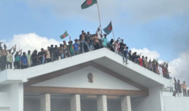 Luego de casi 300 muertos, cayó la dictadura de Bangladesh tras 15 años en el poder