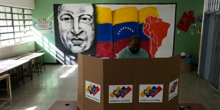 Político venezolano presenta un pedido de recusación de la presidenta de la Sala Electoral del TSJ