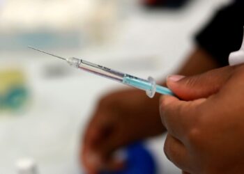 Los estadounidenses tendrán acceso a vacunas actualizadas contra las nuevas cepas del COVID-19