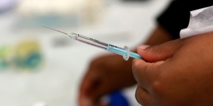 Los estadounidenses tendrán acceso a vacunas actualizadas contra las nuevas cepas del COVID-19