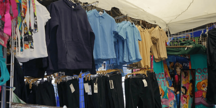 ¿Cuáles son los precios de los uniformes escolares para el periodo 2024-2025?