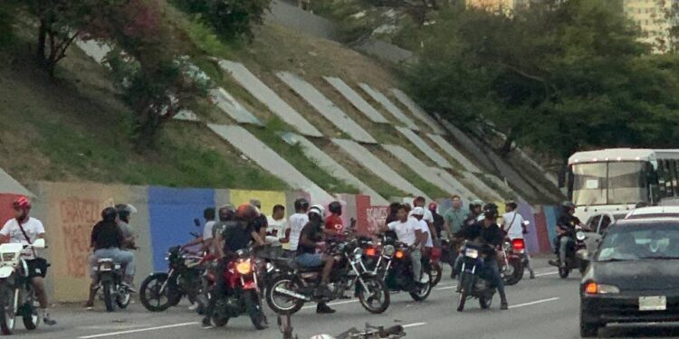 Reportan tres fallecidos en accidente en la autopista Francisco Fajardo de Caracas